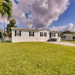 Sunny Fort Myers Home With Screened-In Porch And Grill