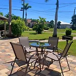 2 Bed Cottage With Pool, Close To Beach! Bbq Grills & Patio