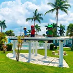 2 Bed Cottage With Pool, Close To Beach! Bbq Grills & Patio