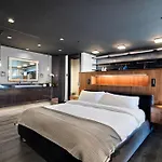 Modern City Loft In Downtown River District
