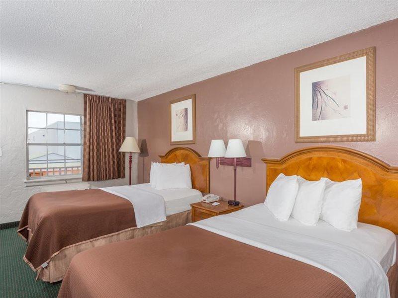 Howard Johnson By Wyndham Ft. Myers Fl
