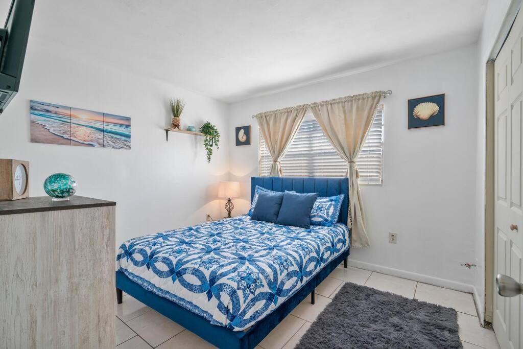 *the Blue Oasis* - 5 Min To Downtown Apartment Fort Myers