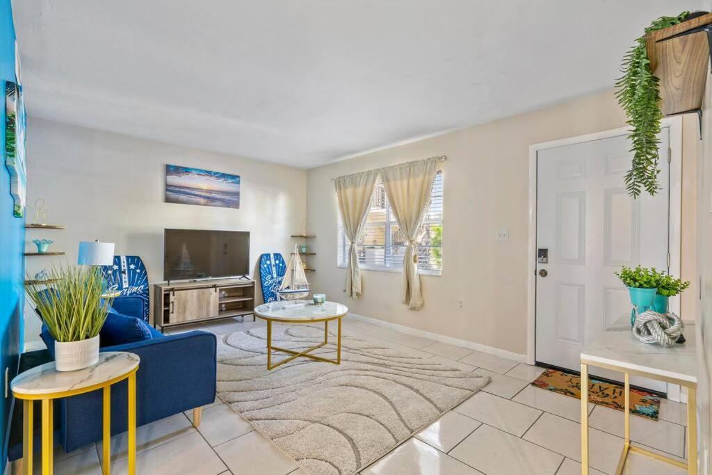 *the Blue Oasis* - 5 Min To Downtown Fort Myers