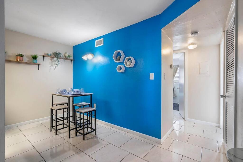 *the Blue Oasis* - 5 Min To Downtown Apartment