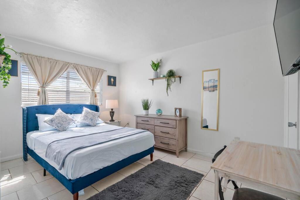 *the Blue Oasis* - 5 Min To Downtown Fort Myers
