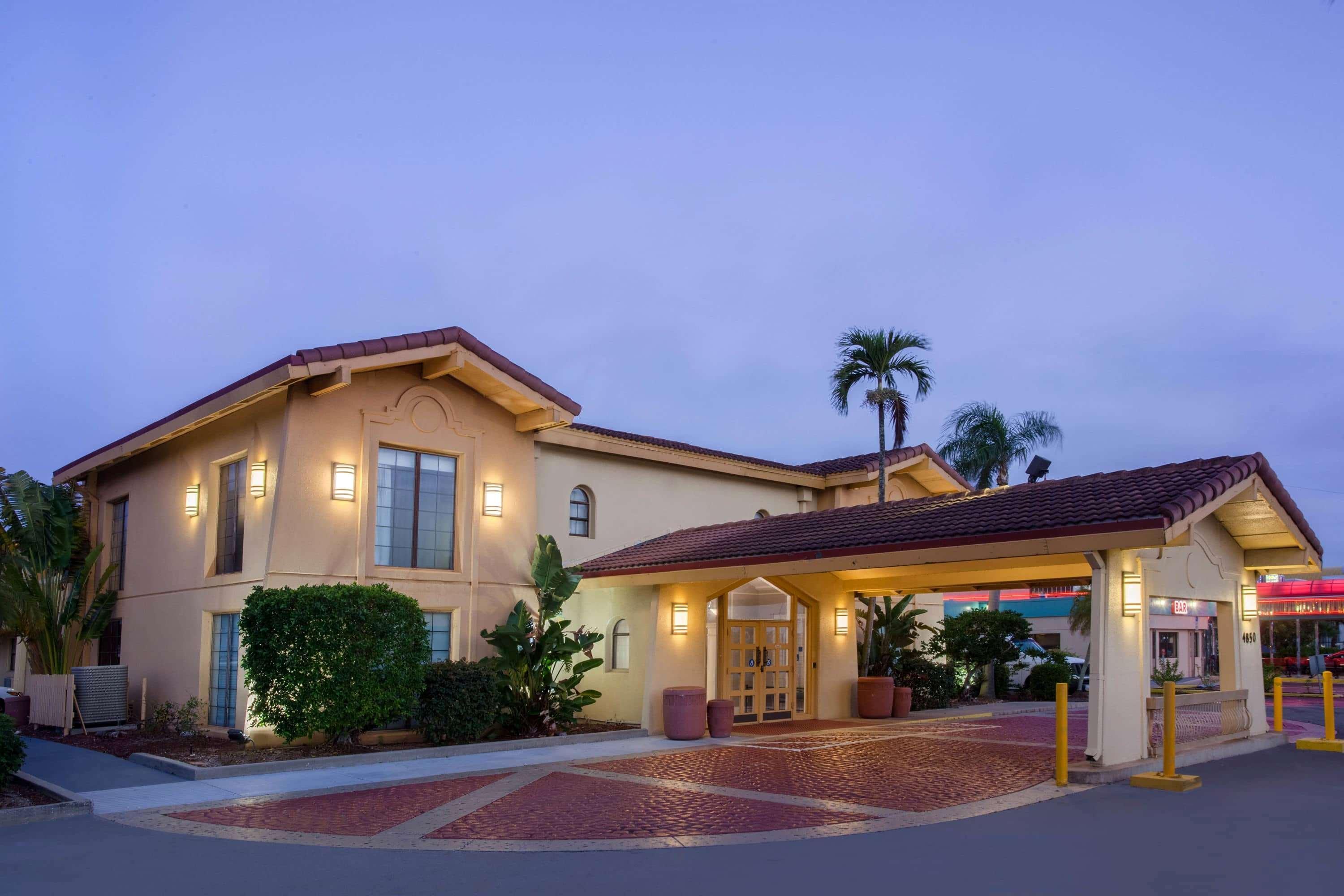 Baymont By Wyndham Myers Hotel 3*