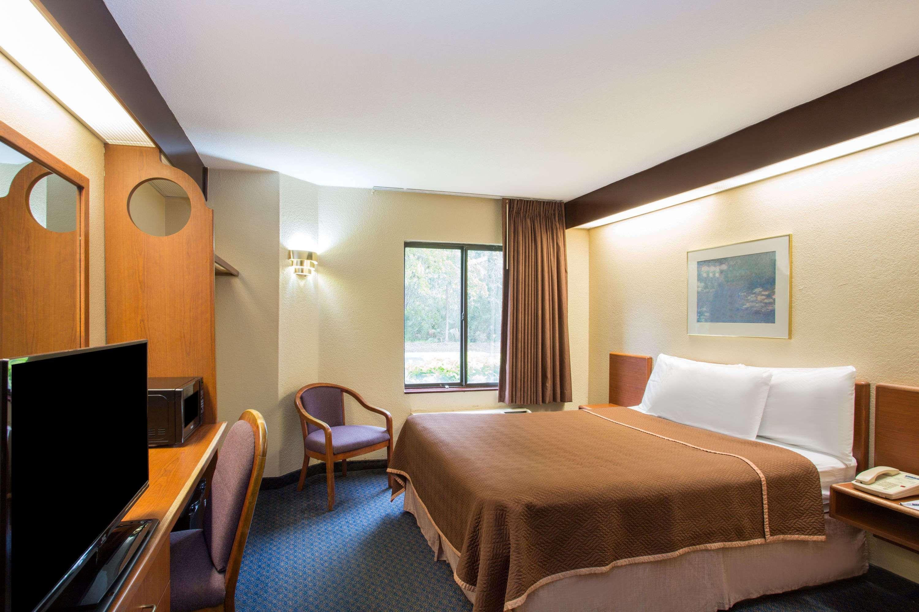 Travelodge By Wyndham Myers Airport Hotel