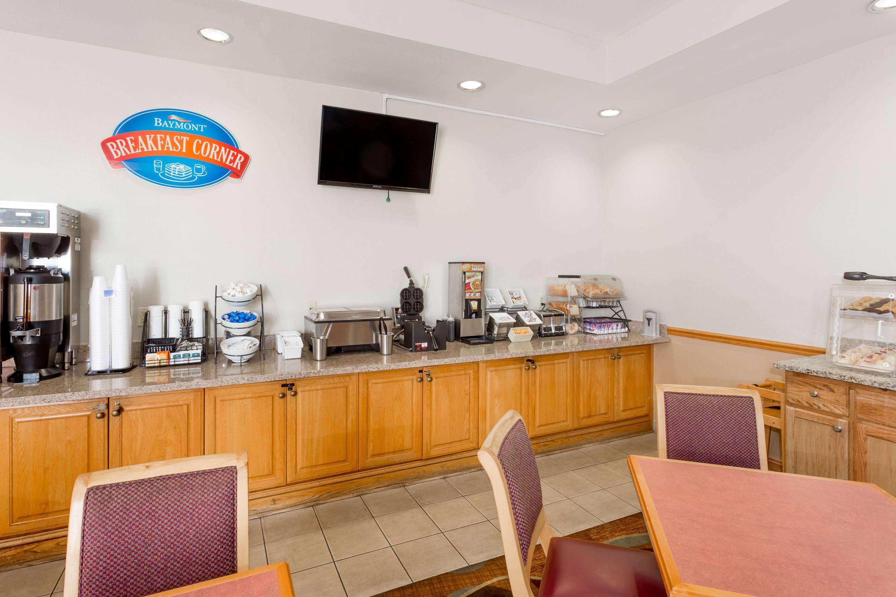 Baymont By Wyndham Myers Airport Hotel