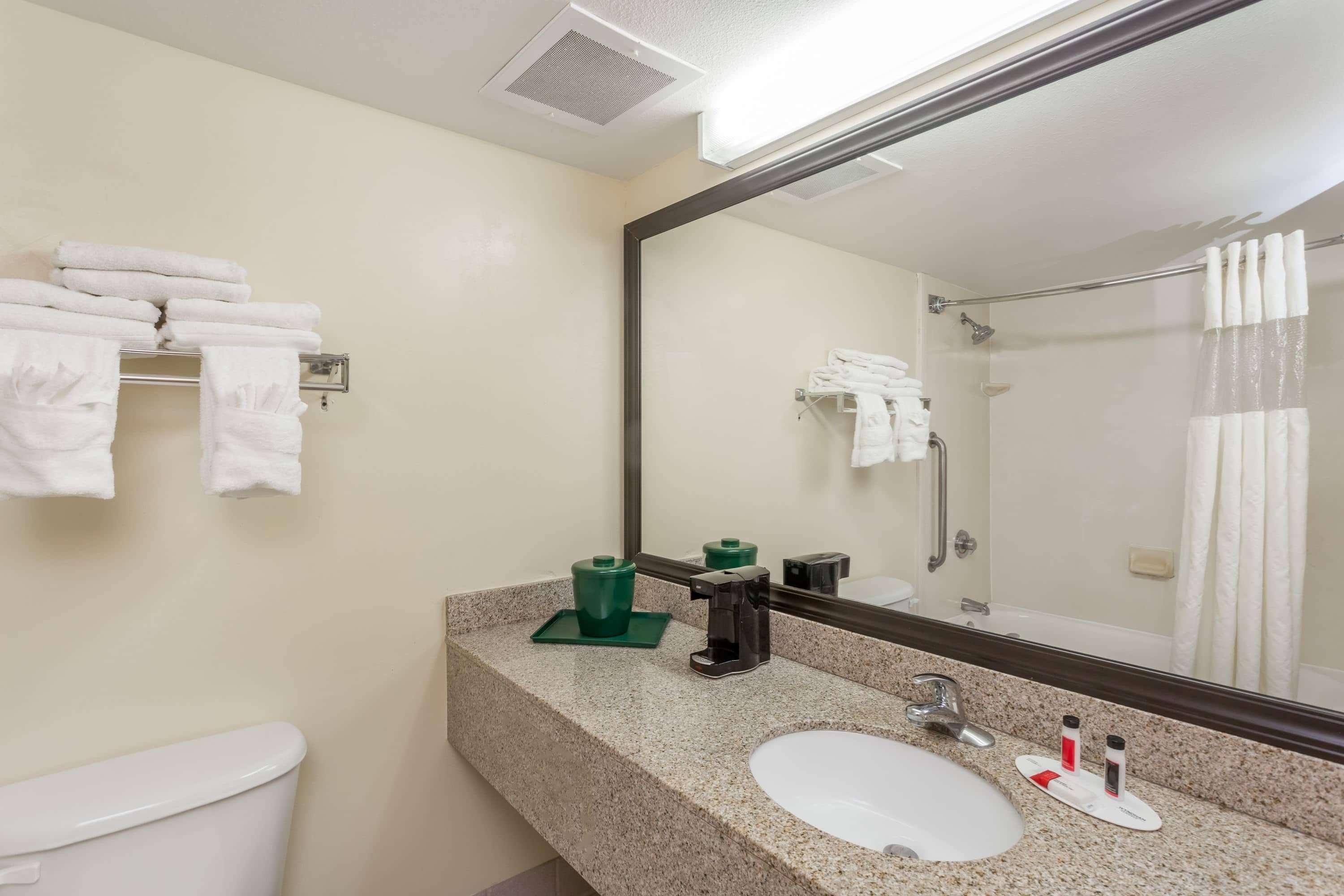 Baymont By Wyndham Myers Airport Hotel