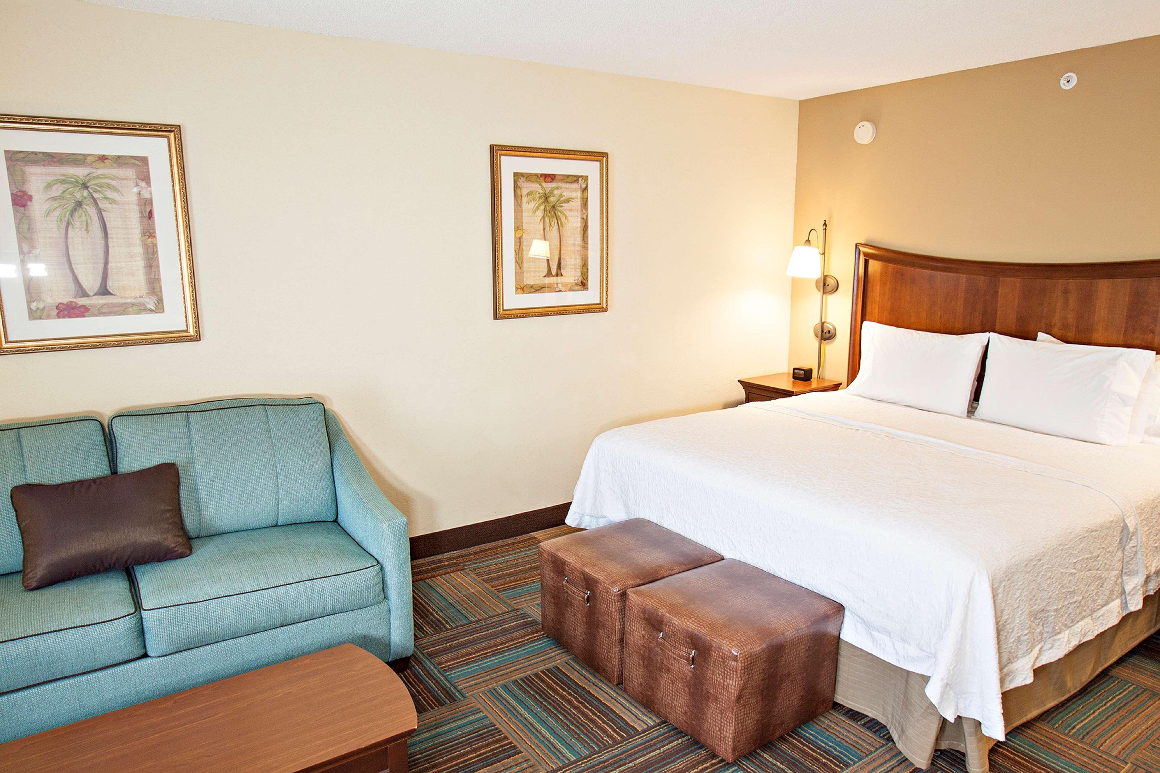 Hampton & Myers-colonial Boulevard Hotel