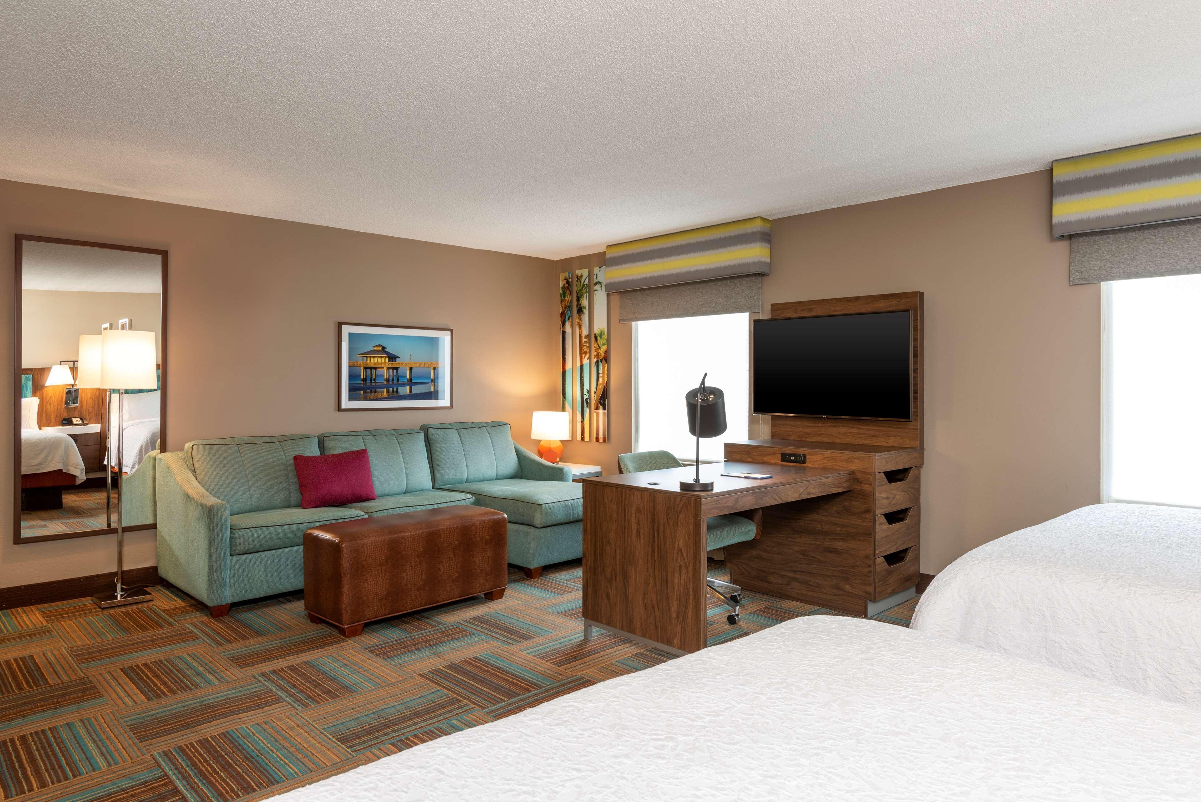 Hampton & Myers-colonial Boulevard 3*