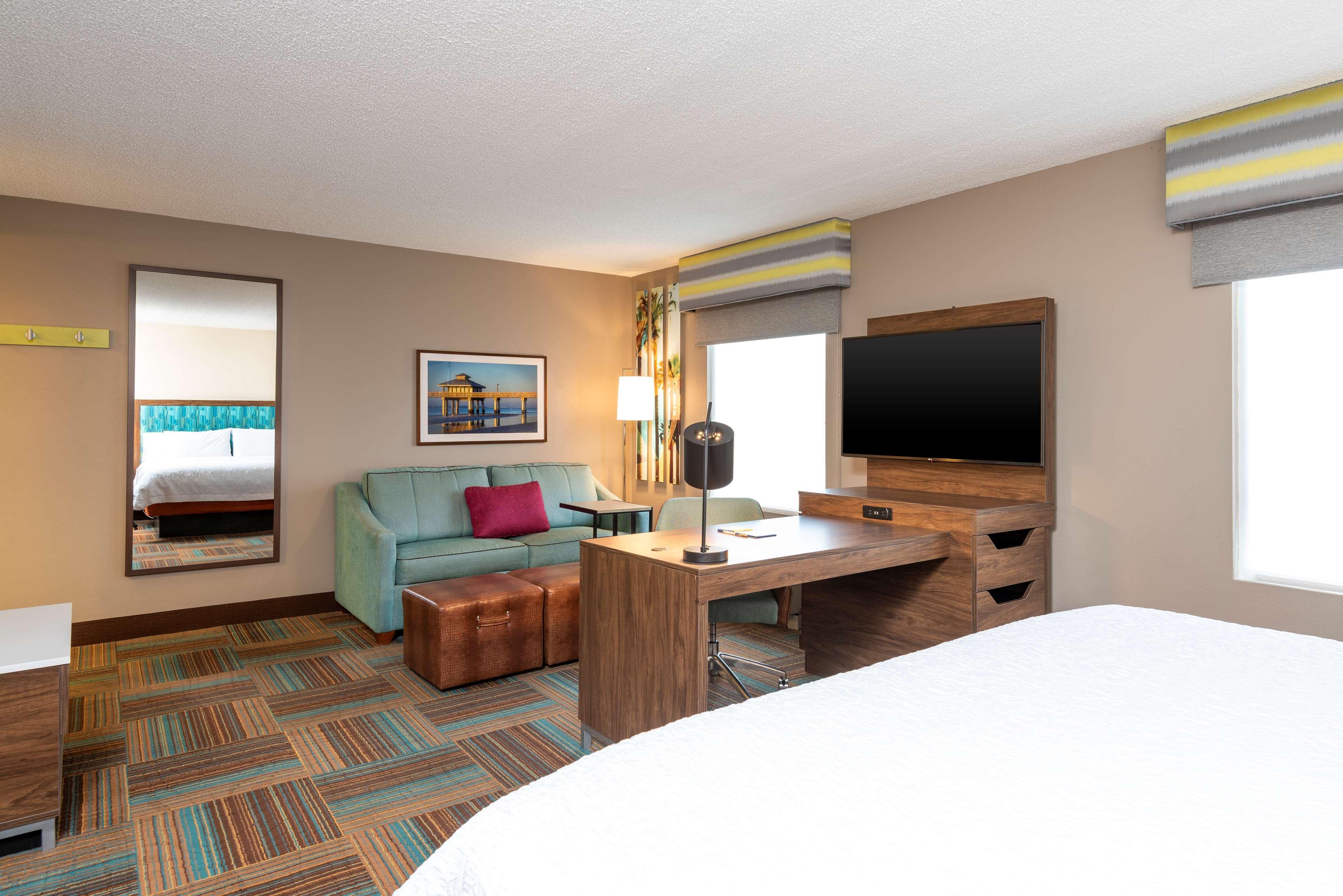 Hampton & Myers-colonial Boulevard 3*