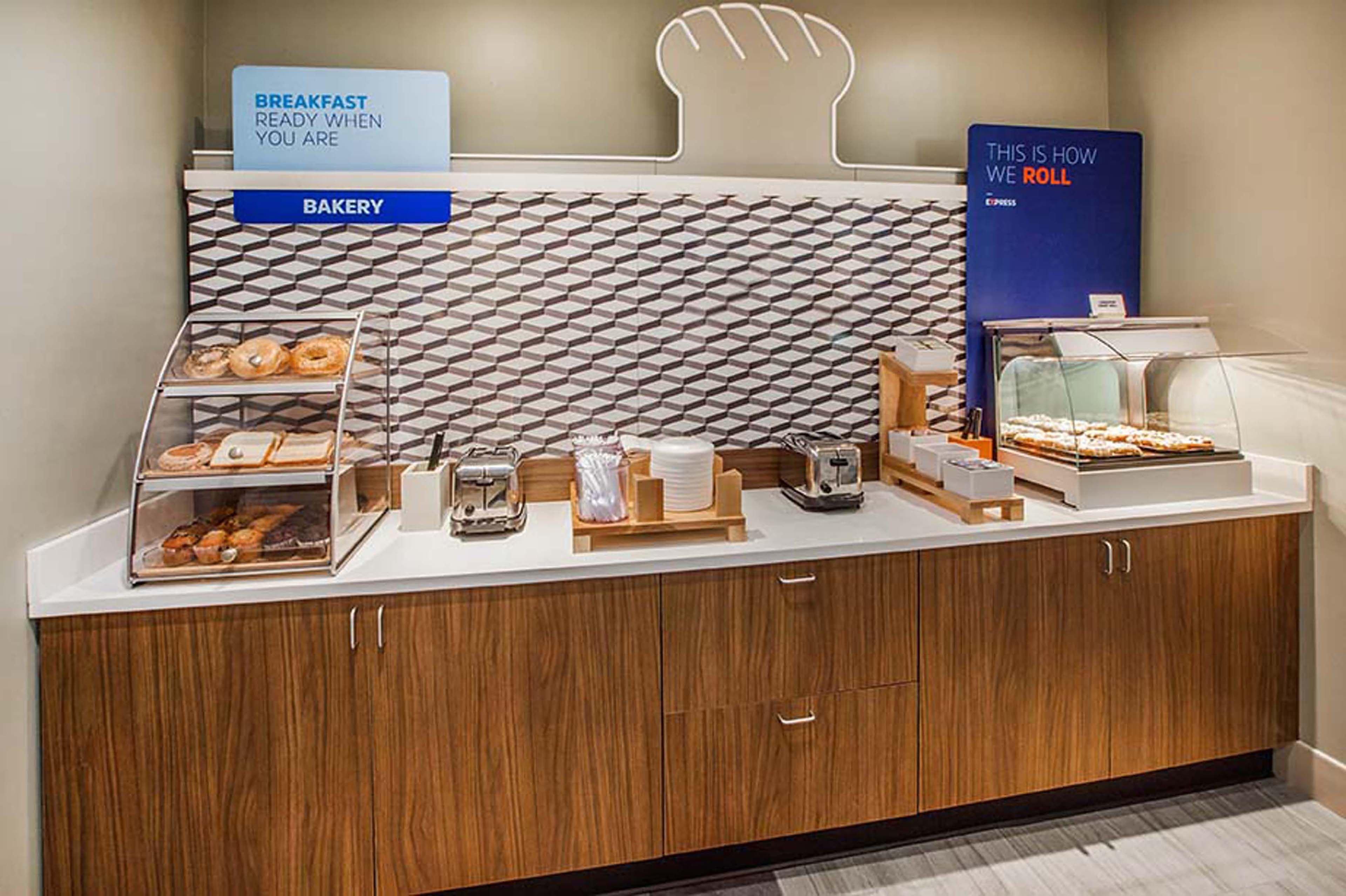 Hotel Express & Myers East - The Forum By Ihg