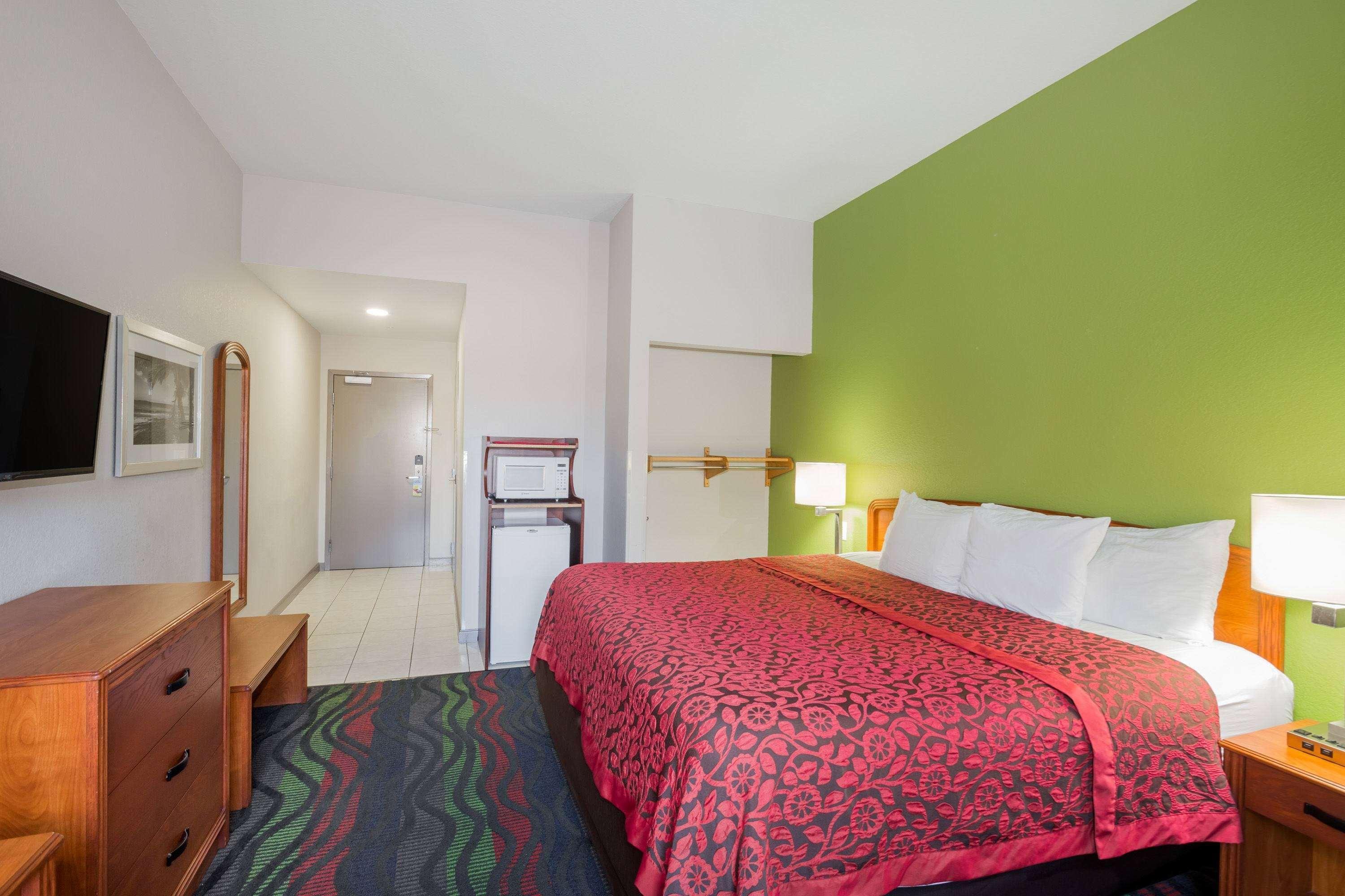 Hotel Days & By Wyndham Myers Near Jetblue Park