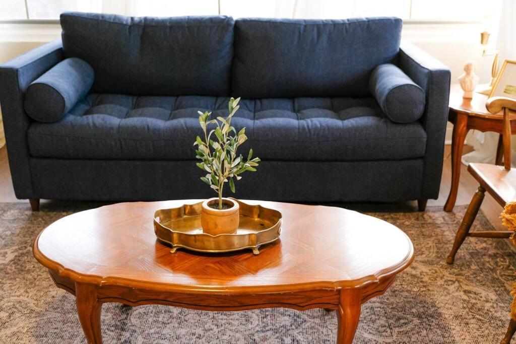 Cozy Renovated Vintage Modern House Downtown! Holiday home *