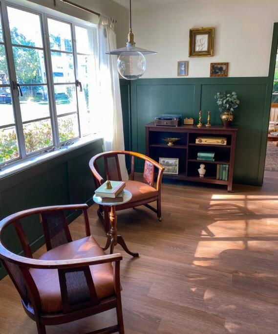 Cozy Renovated Vintage Modern House Downtown! Holiday home