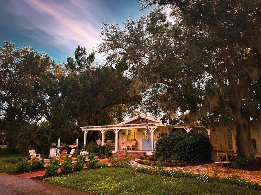 Holiday home New Owners! Storybook Cottage! Fort Myers