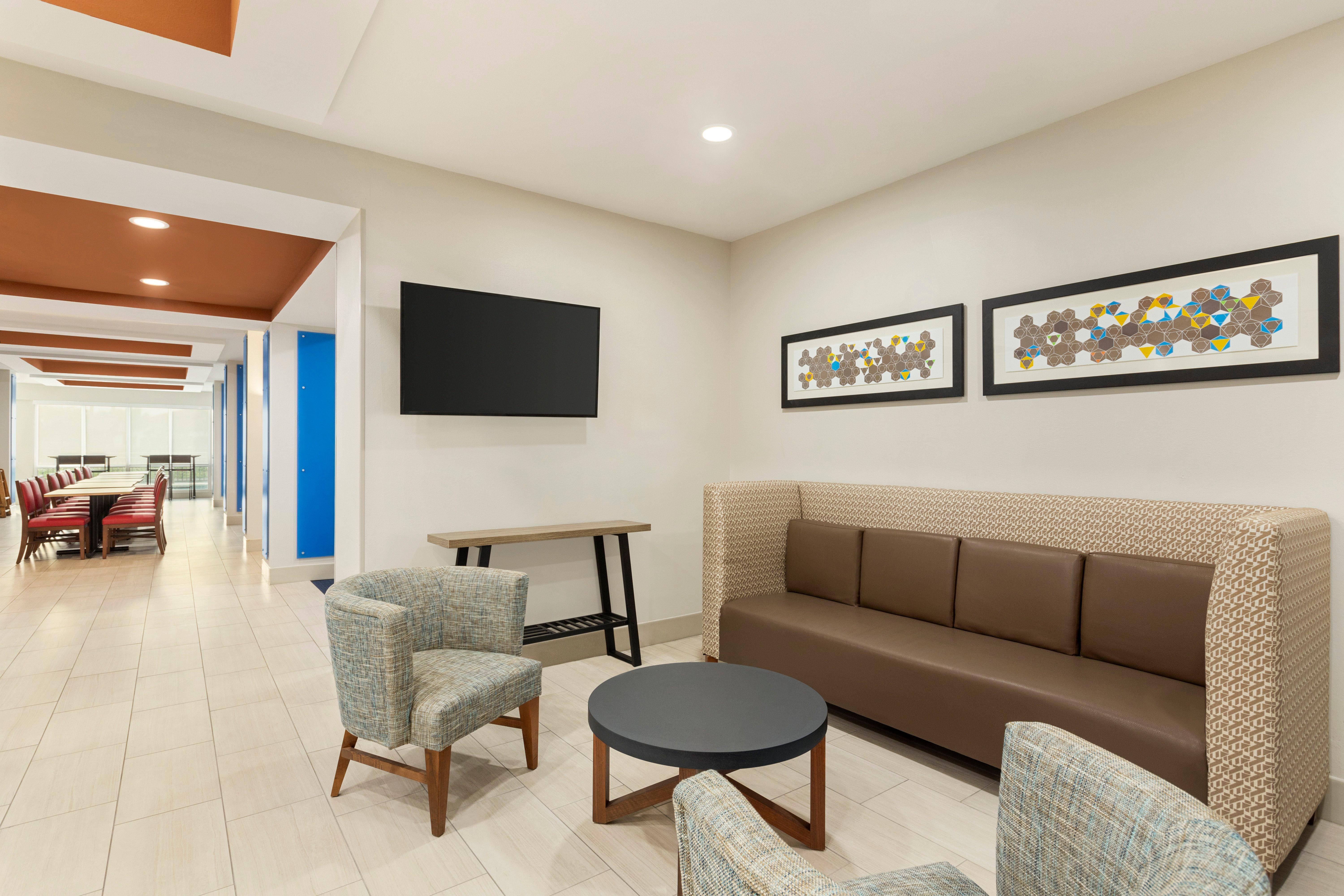 Express & Myers East - The Forum By Ihg Hotel