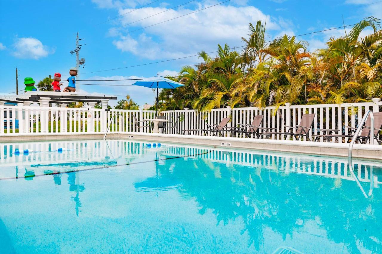 Poolfront Near With Full Kitchen! *