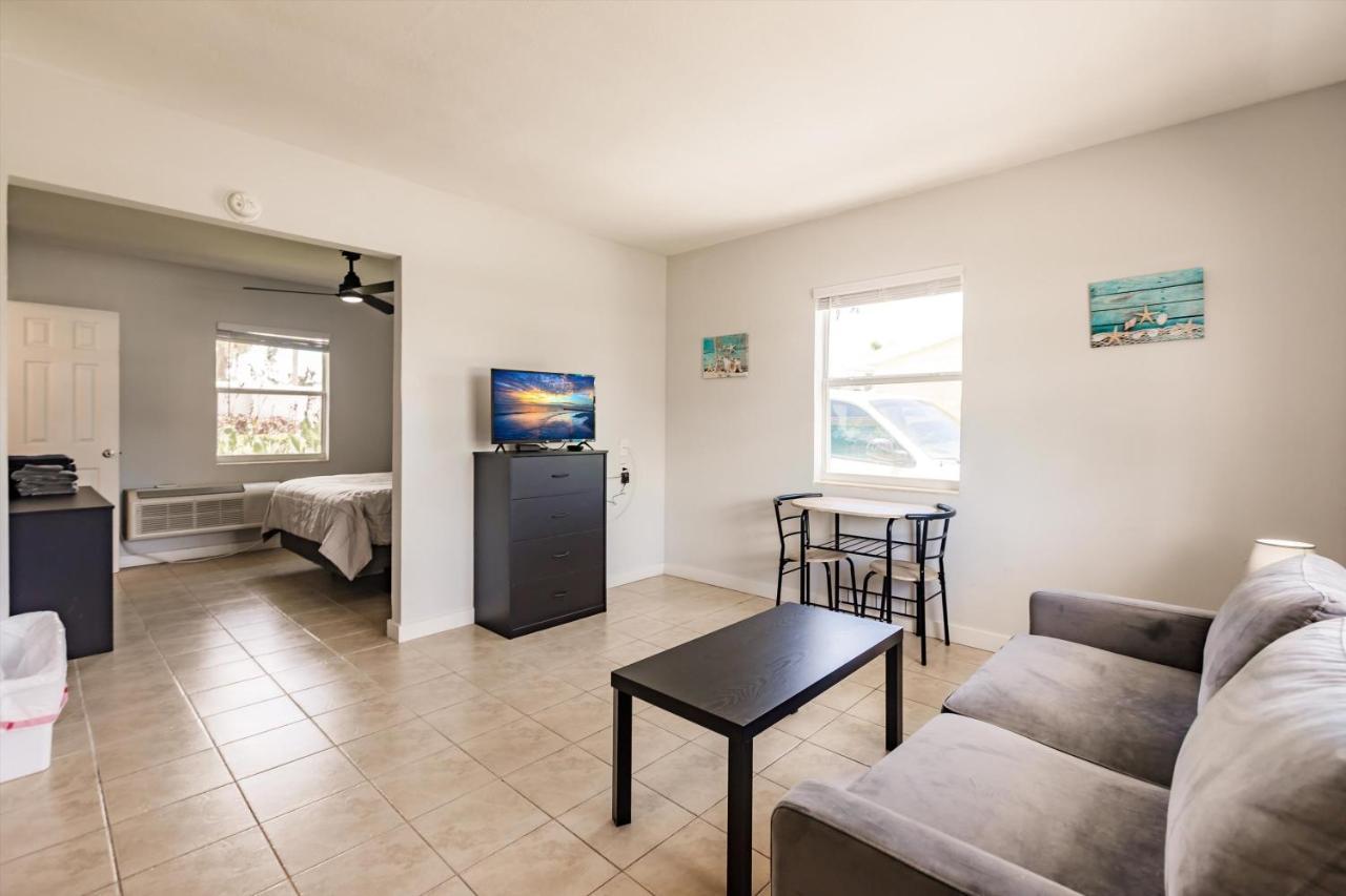 Holiday home Poolfront Near With Full Kitchen! *