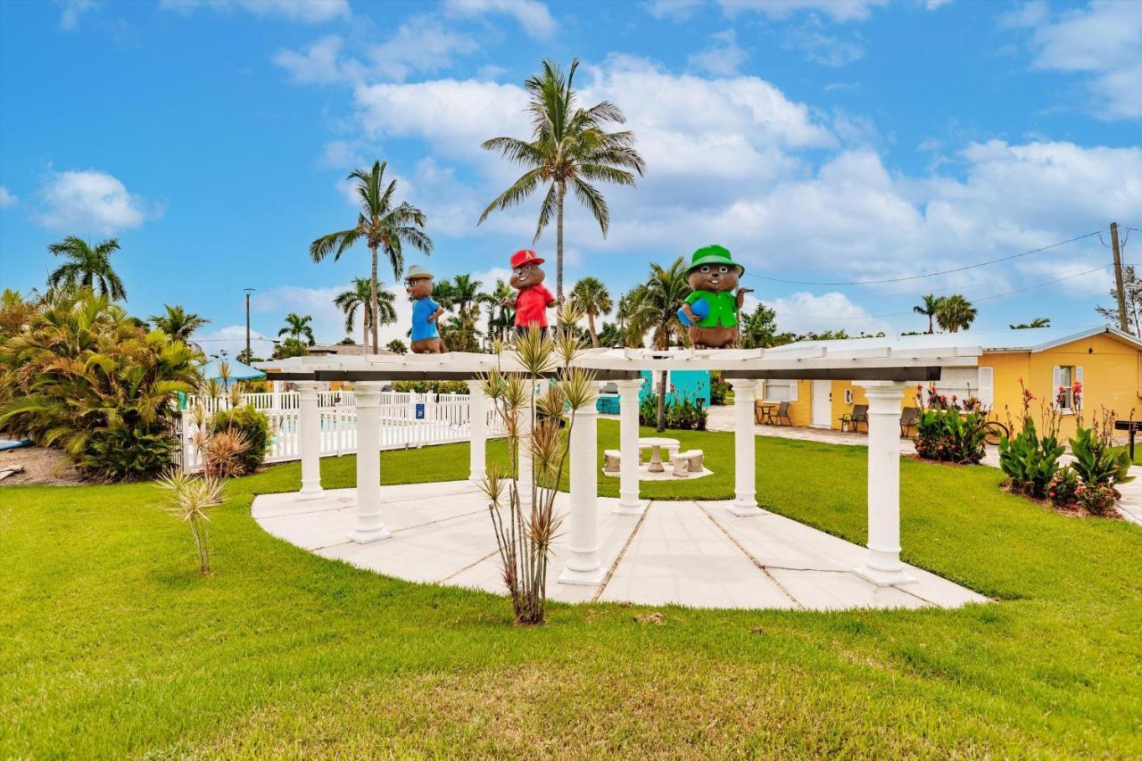 Poolfront Near With Full Kitchen! Holiday home *