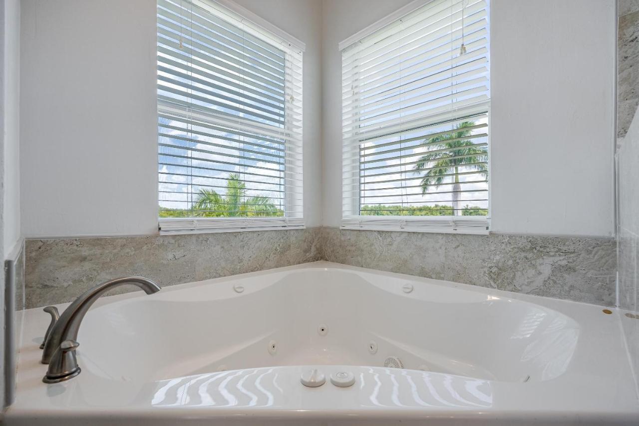 Holiday home Heaven Found! Stunning River Views & Pool - Island Sunset - Roelens Vacations Fort Myers