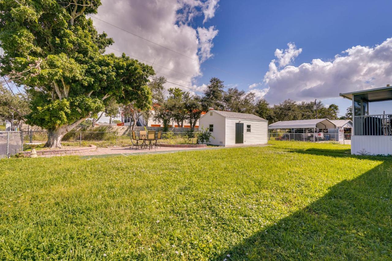 Sunny Myers With Screened-in Porch And Grill Holiday home *