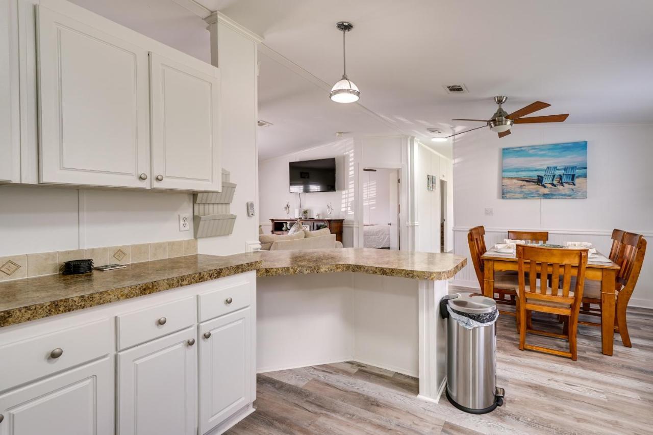 Sunny Myers With Screened-in Porch And Grill Holiday home *