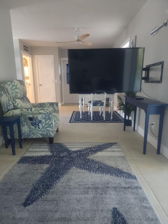 So Coastal! Pet Friendly And Free Early Check In! Holiday home Fort Myers