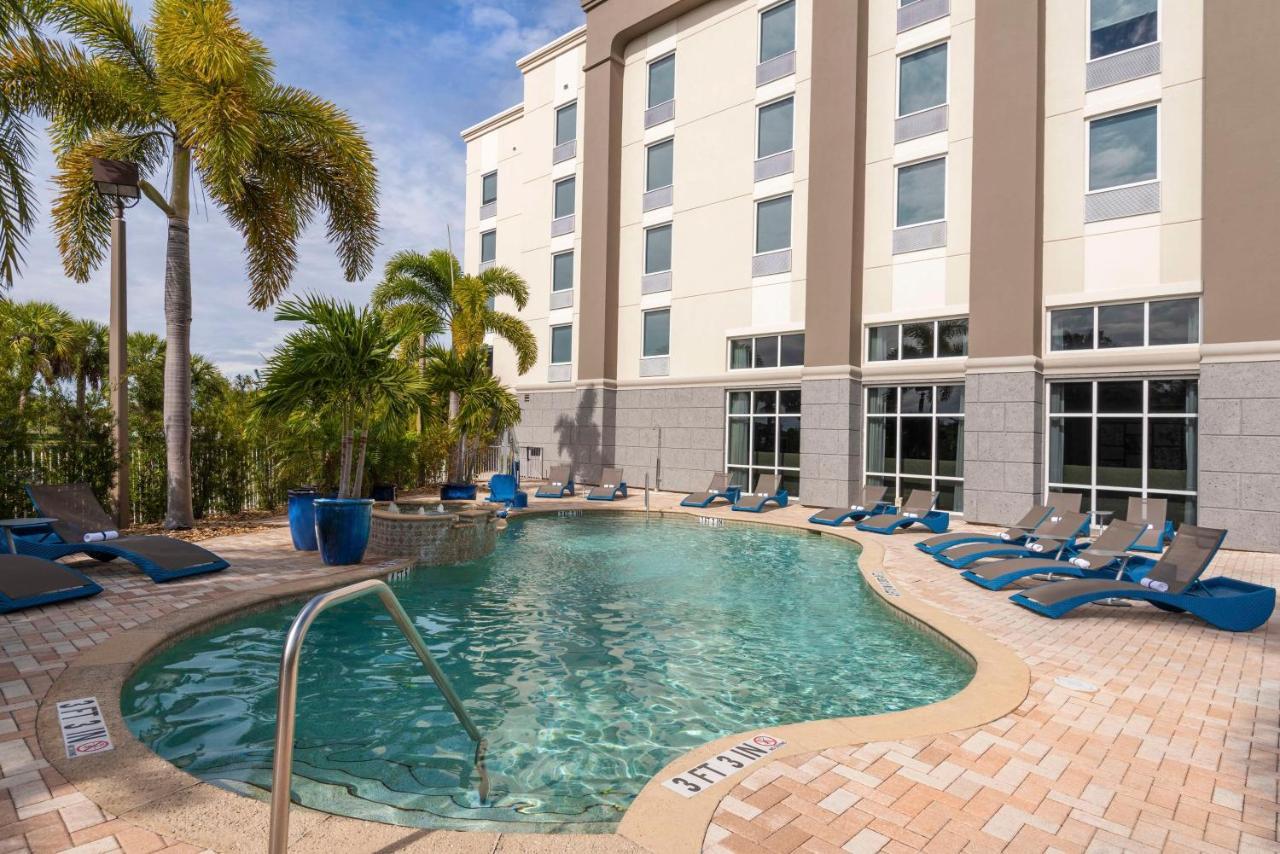 Hotel Hampton & Myers-colonial Boulevard 3*