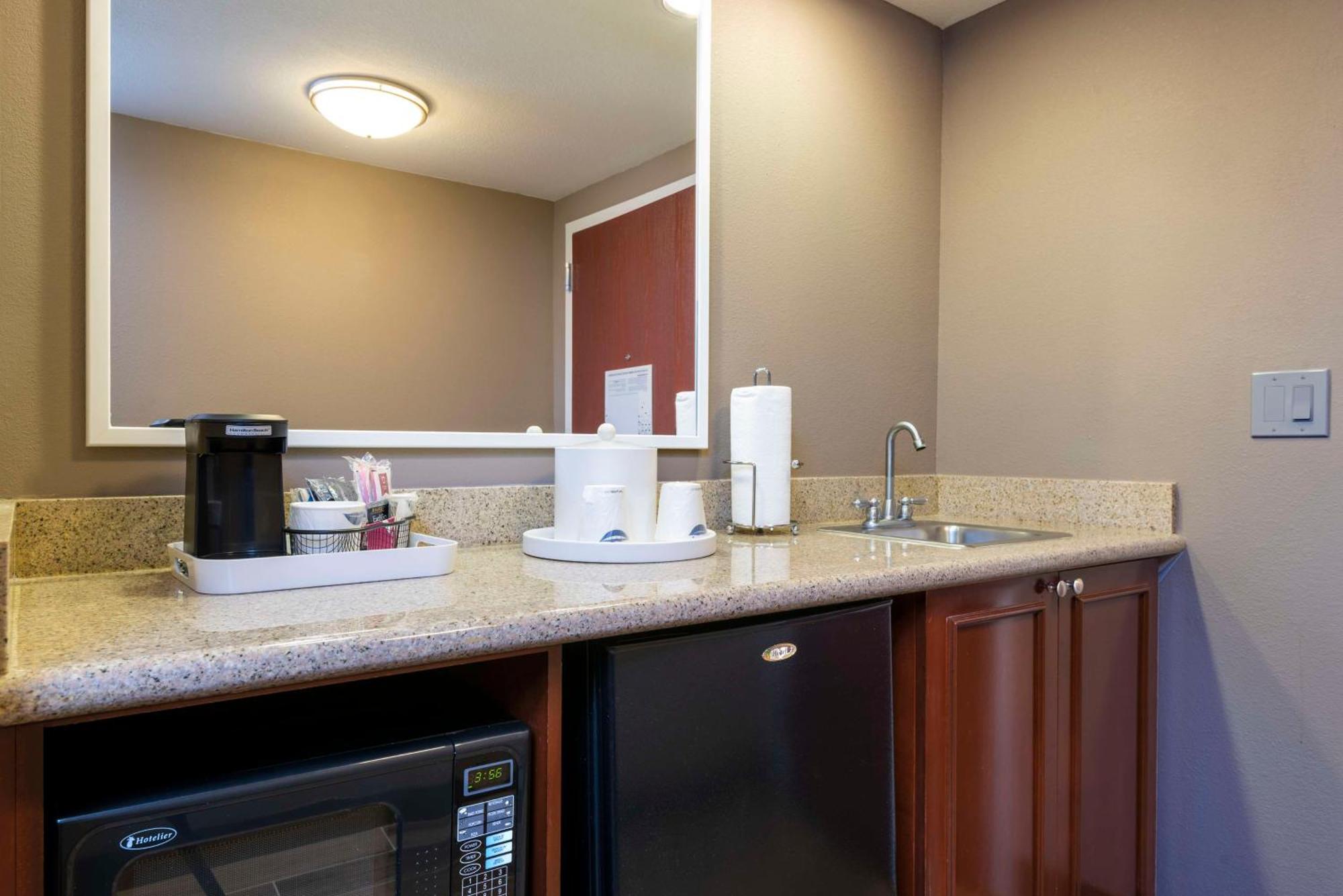 Hampton & Myers-colonial Boulevard 3*