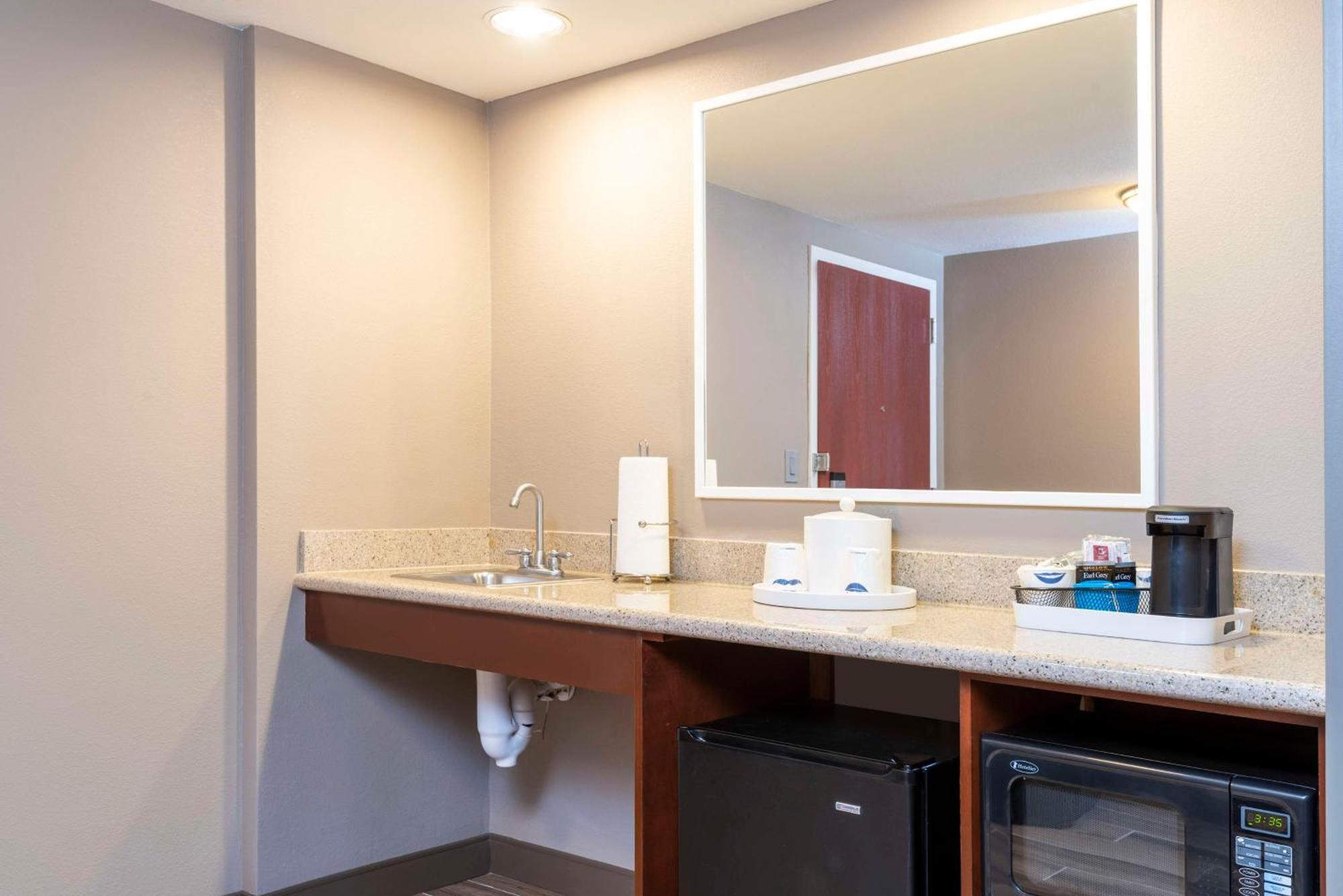 Hampton & Myers-colonial Boulevard Hotel Fort Myers