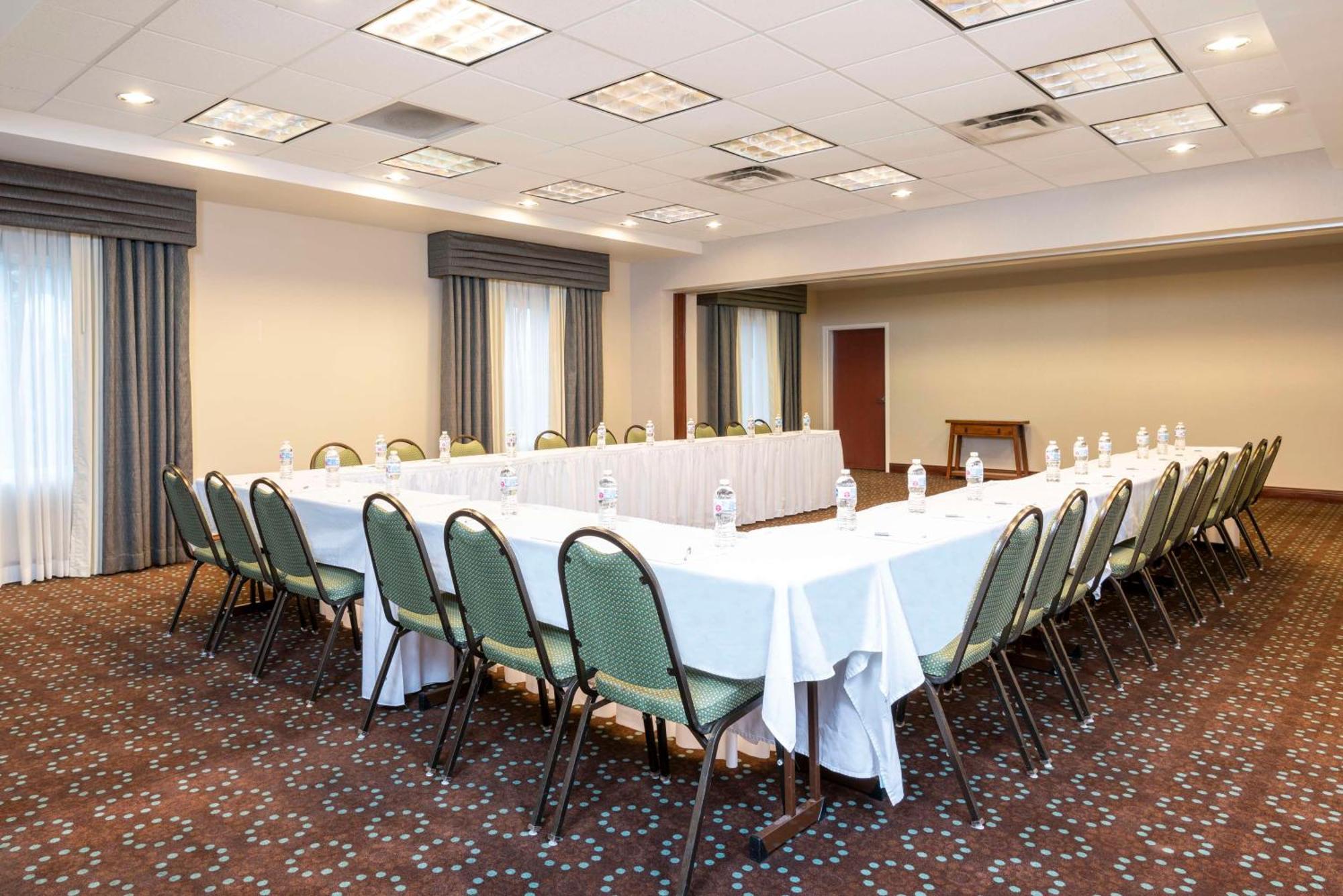 Hampton & Myers-colonial Boulevard Hotel