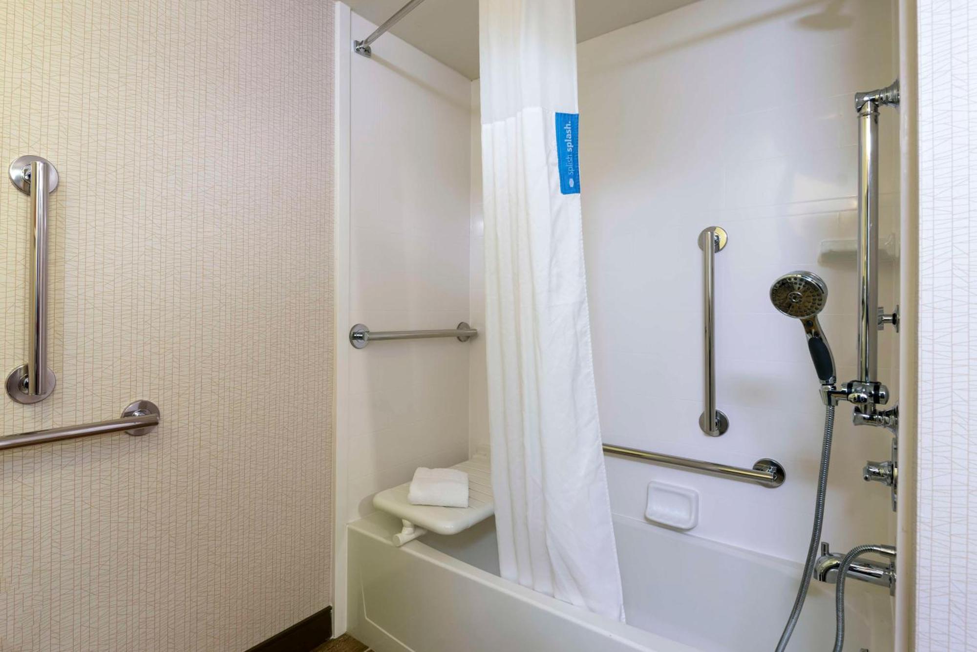 Hampton & Myers-colonial Boulevard 3*