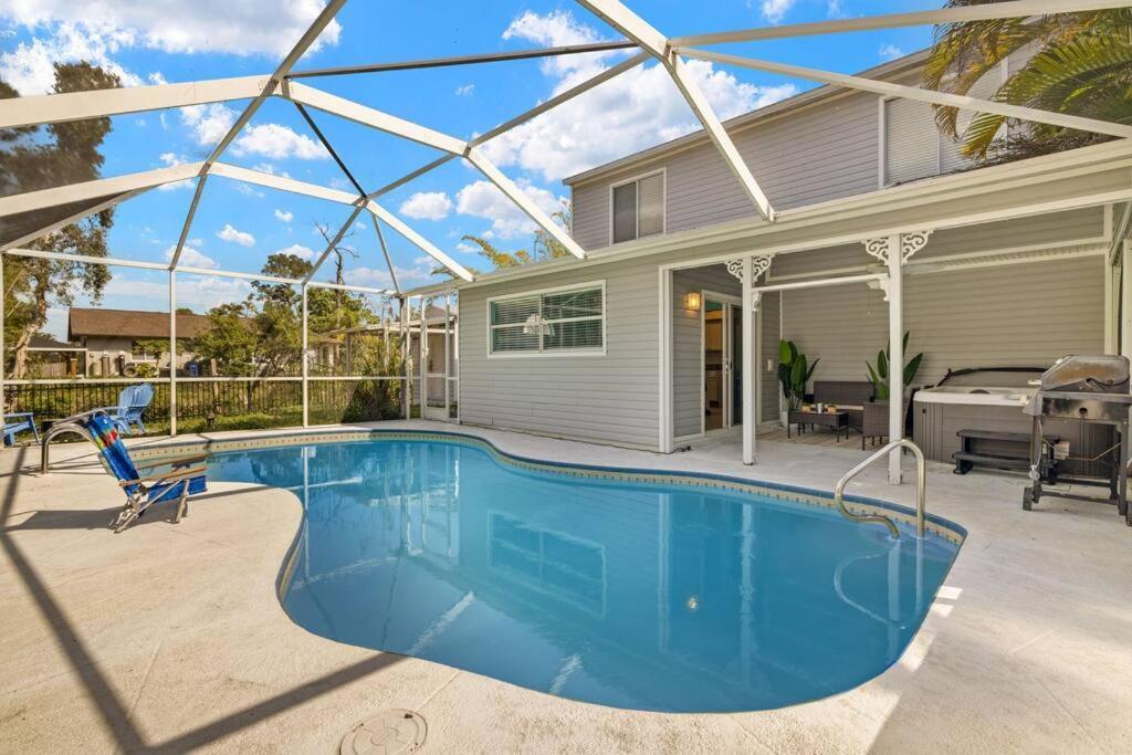 Secluded Backyard With Hot Tub & Pool - 3br & 2b Holiday home Fort Myers