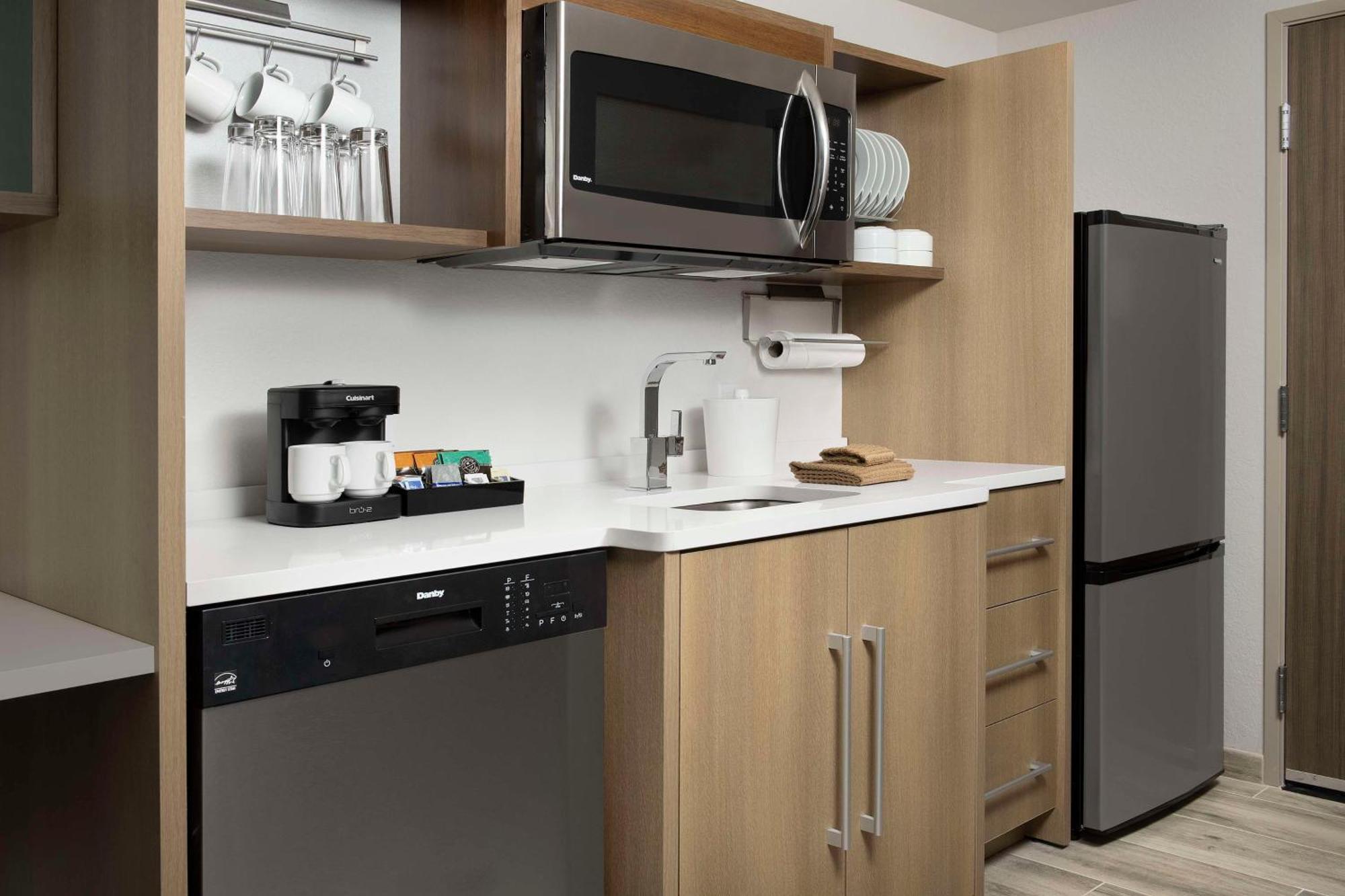 Hotel Home2 By Hilton Myers Airport 3*