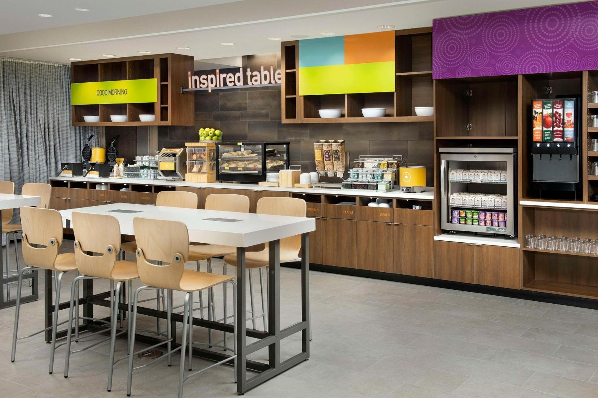 Hotel Home2 By Hilton Myers Airport 3*