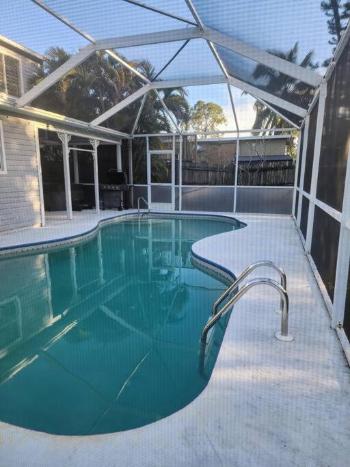 Holiday home Secluded Backyard With Hot Tub & Pool - 3br & 2b *
