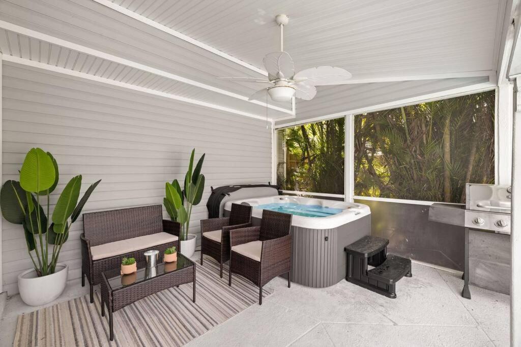 Holiday home Secluded Backyard With Hot Tub & Pool - 3br & 2b *