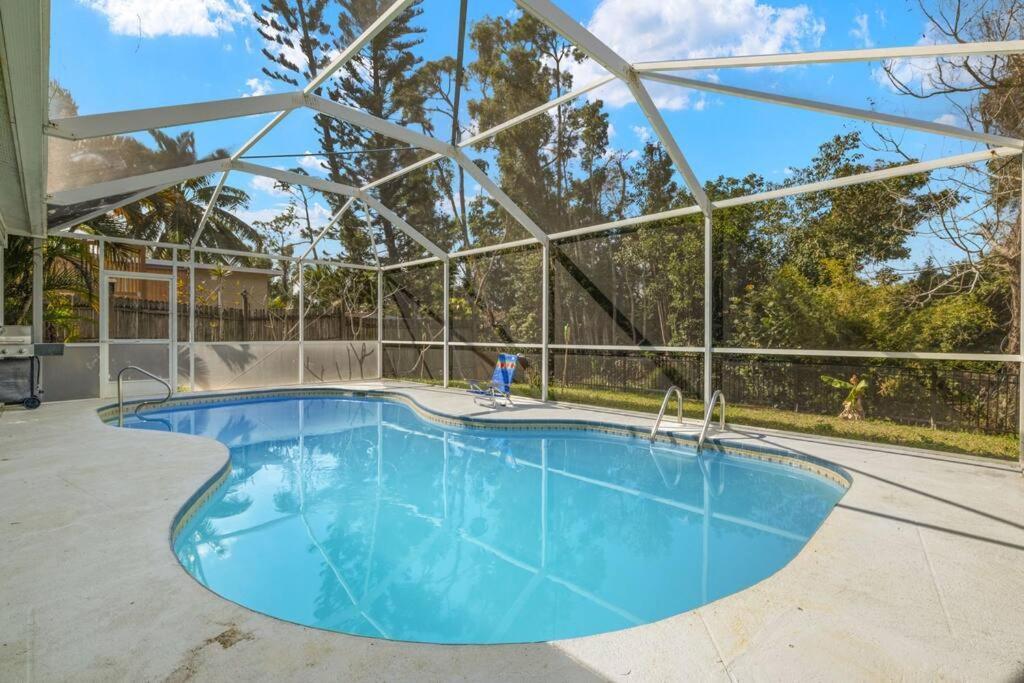 Holiday home Secluded Backyard With Hot Tub & Pool - 3br & 2b