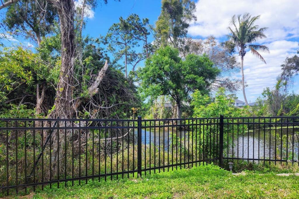Holiday home Secluded Backyard With Hot Tub & Pool - 3br & 2b *