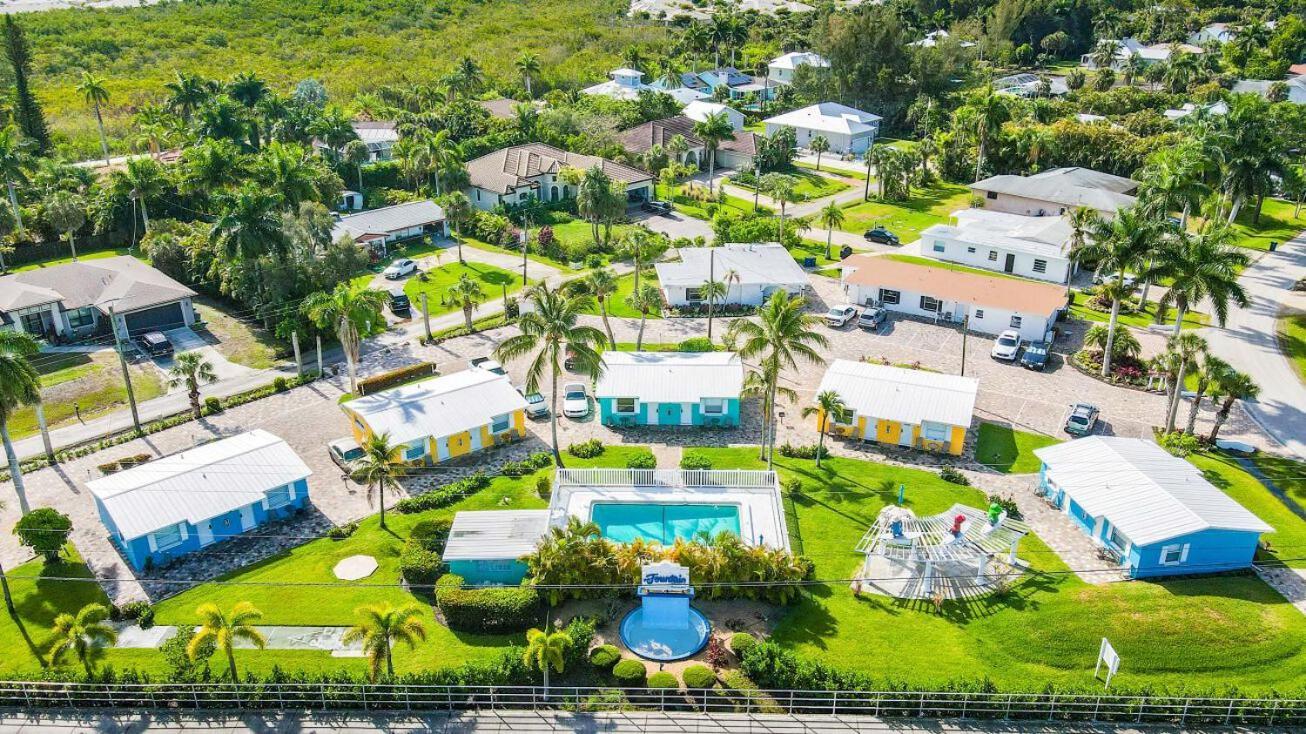 Holiday home Poolfront Near With Full Kitchen!