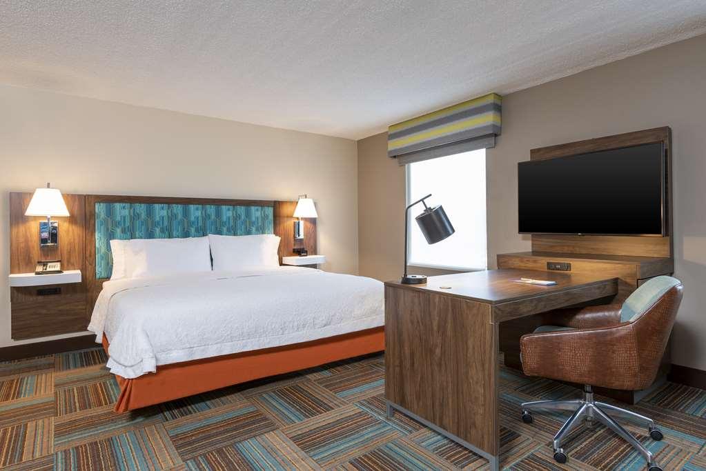 Hampton & Myers-colonial Boulevard Hotel
