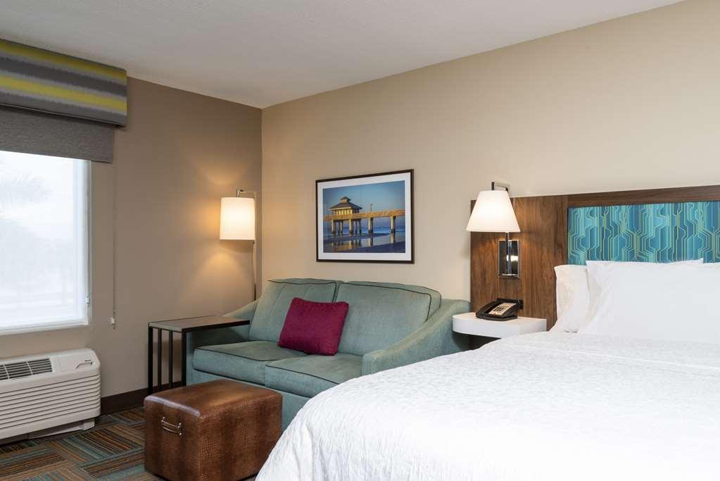 Hampton & Myers-colonial Boulevard 3*