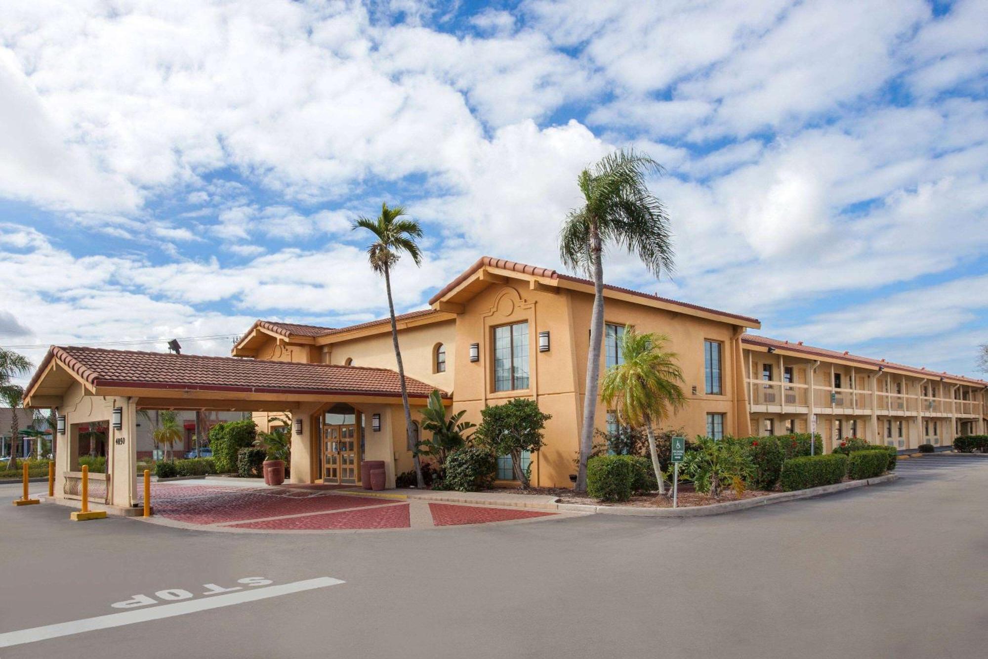 Baymont By Wyndham Myers Hotel 3*