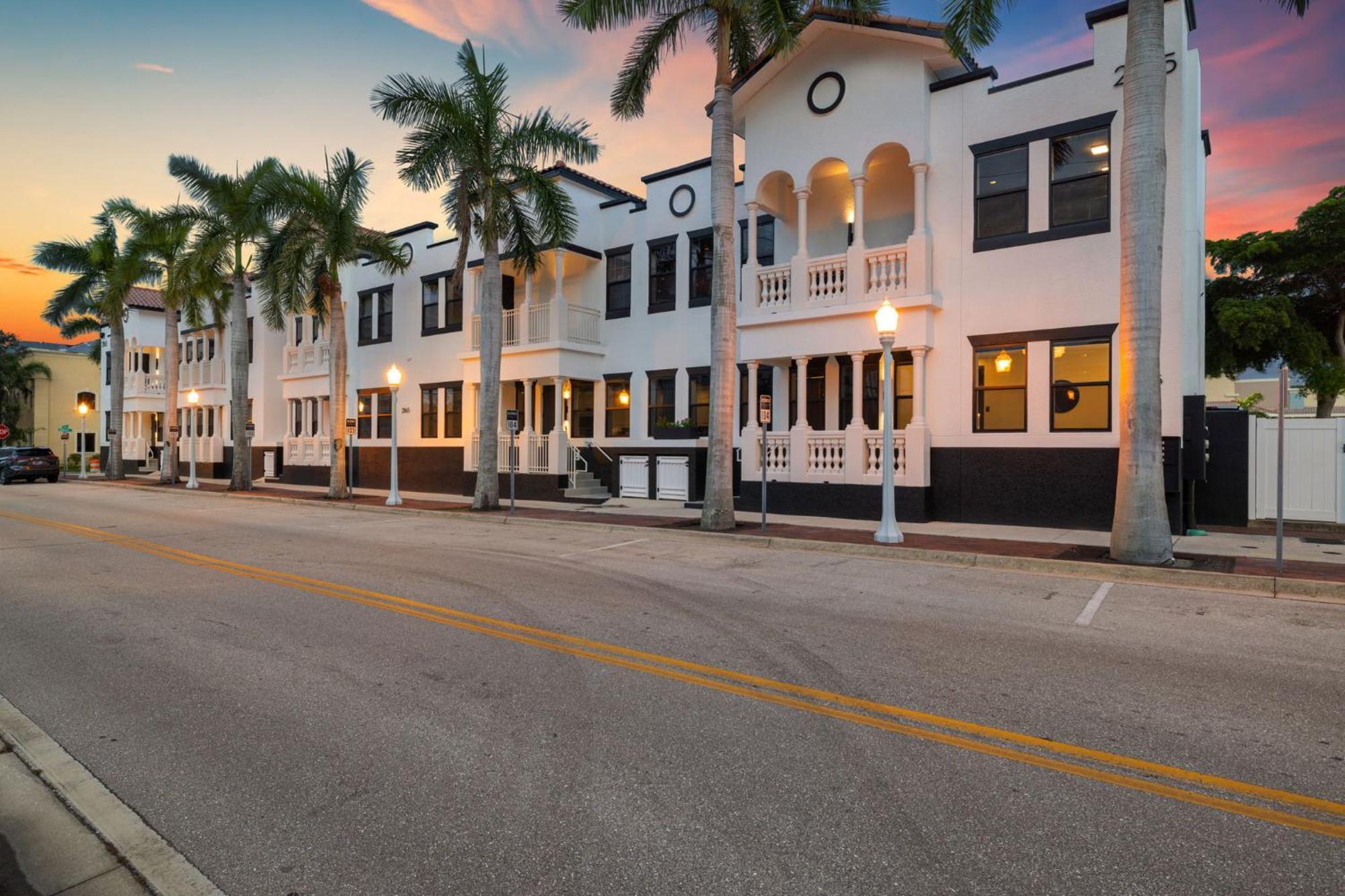 Chic & Cozy River District Townhouse * Fort Myers