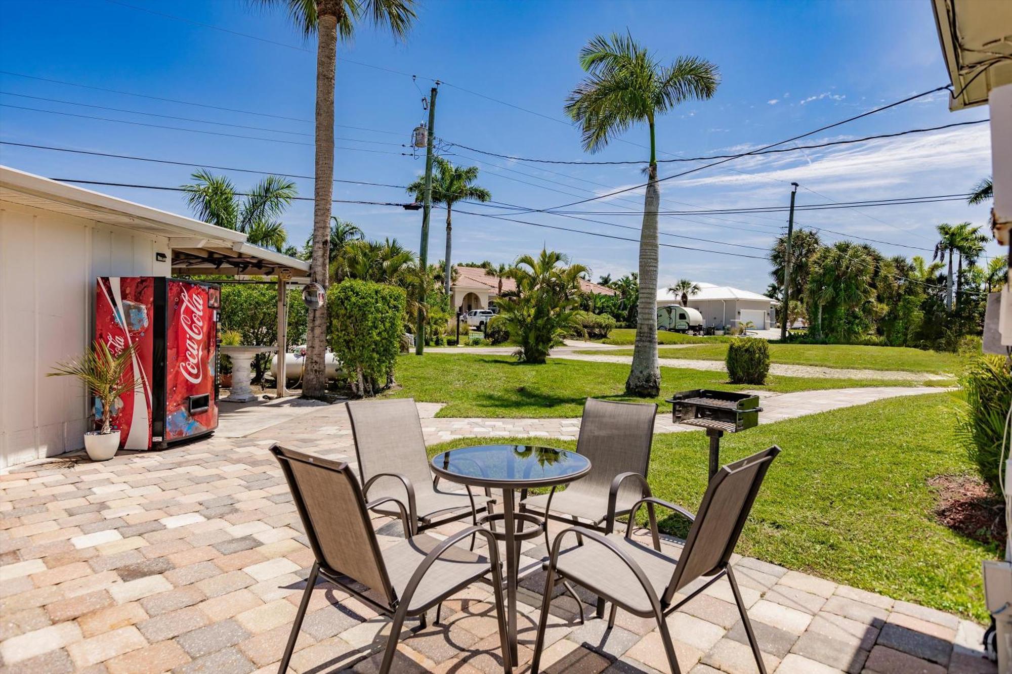 Holiday home Poolfront Near With Full Kitchen!
