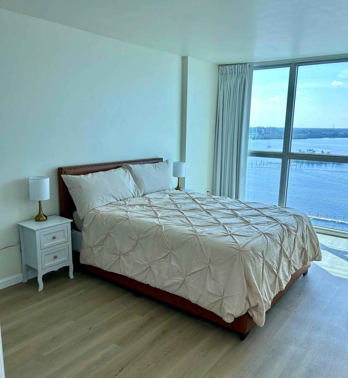 Apartment High-rise Waterfront Haven *