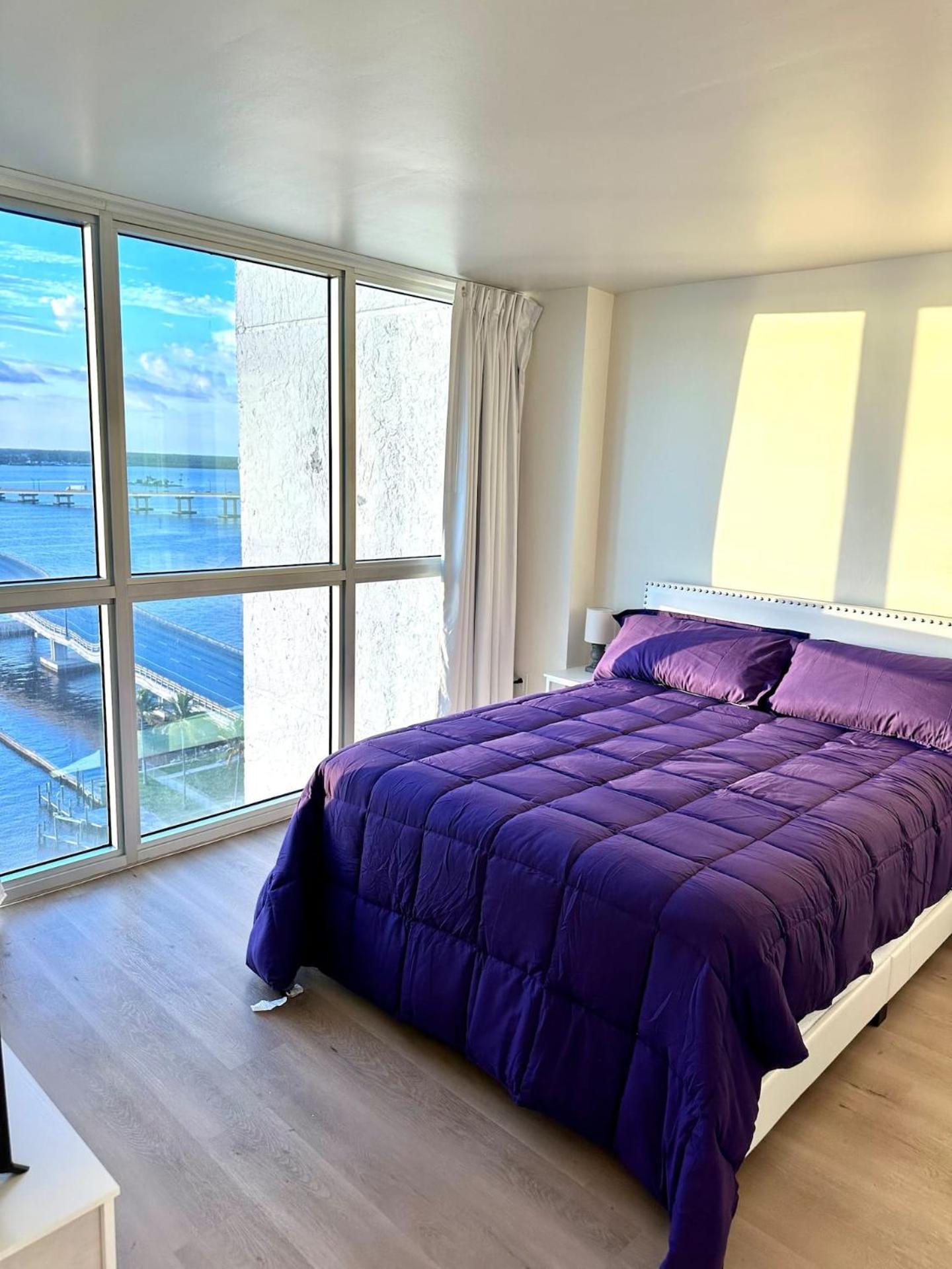 Apartment Stunning Water View