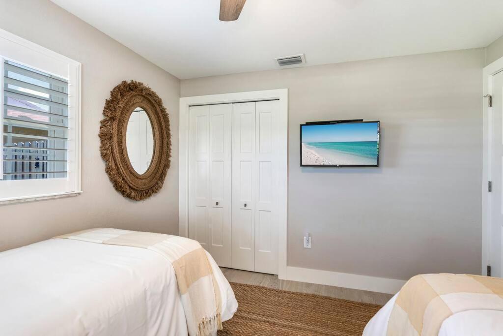 Holiday home Stunning New Listing Complete Remodel Conveniently Located Three Bedroom Den With Sleeper Sofa *